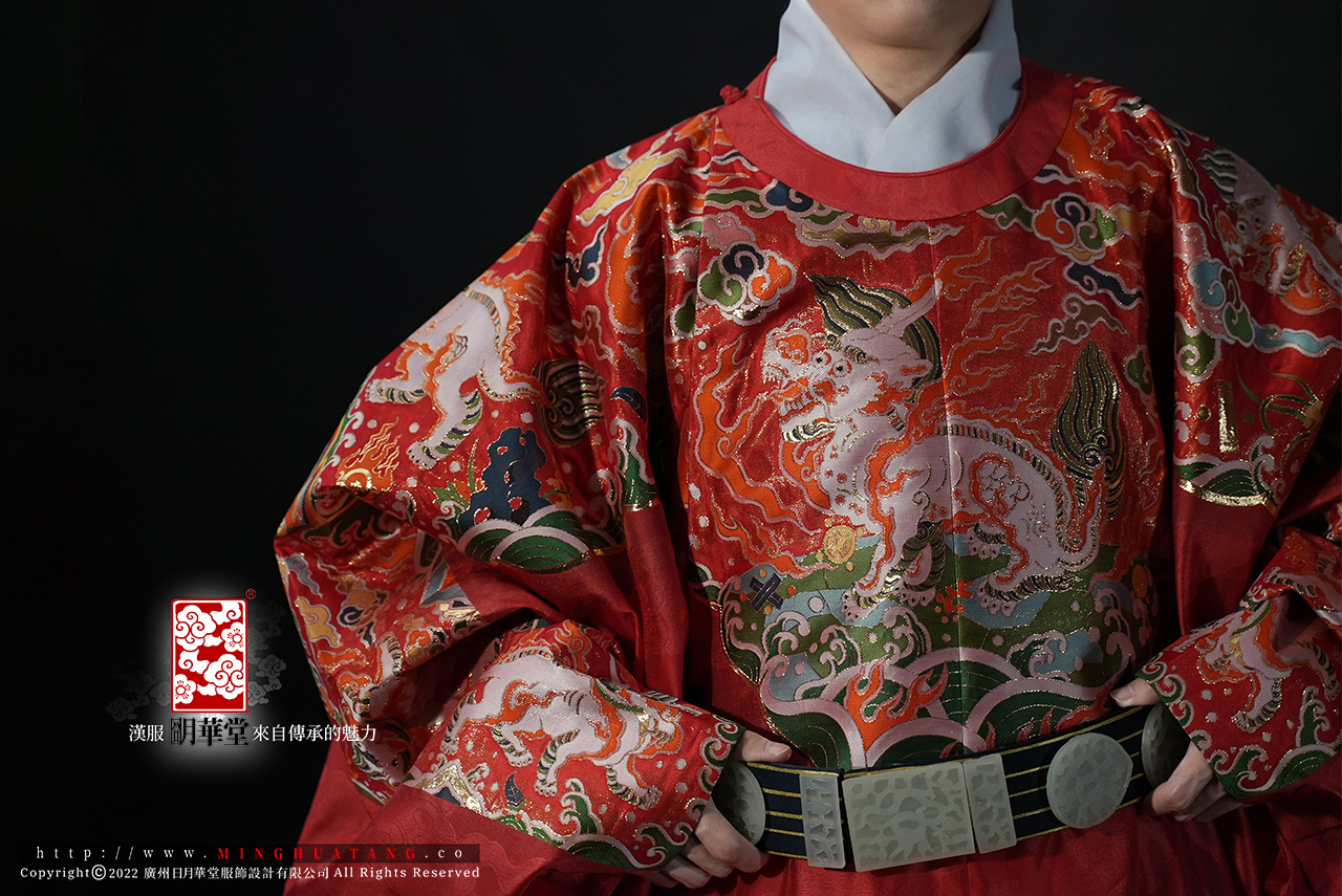 大红獬豸圆领袍-前胸.jpg